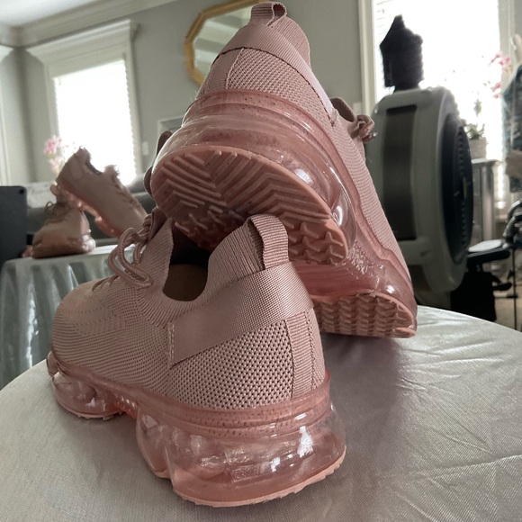 Women’s slip on tennis shoes. Size 4. Where’s like a women’s 6 - Picture 4 of 6